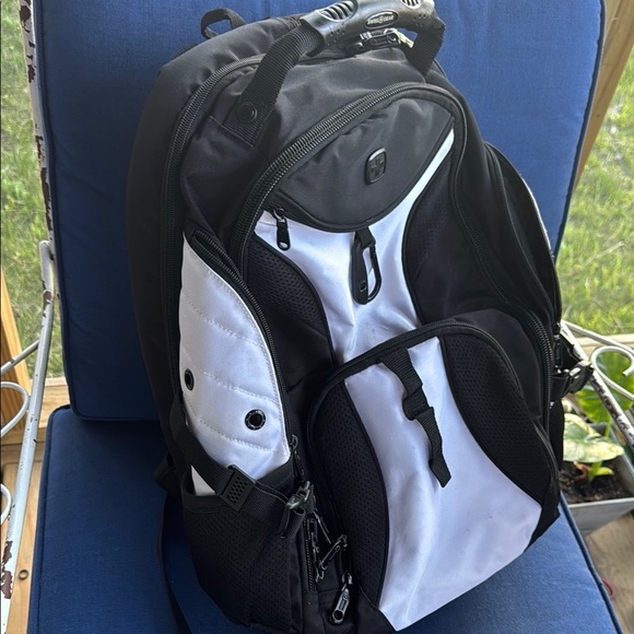 SwissGear Black and White Backpack one of the side strips is shorter - Picture 7 of 9